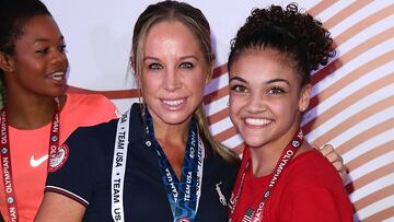 Maggie Haney posa junto a Laurie Hernandez.
