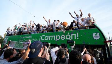 La plantilla de Unicaja celebra por las calles de Mlaga y con su aficin el ttulo de Copa del Rey conseguido al ganar al Real Madrid en la final.