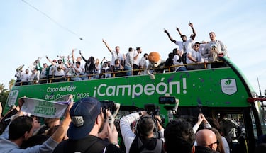 La plantilla de Unicaja celebra por las calles de Málaga y con su afición el título de Copa del Rey conseguido al ganar al Real Madrid en la final.