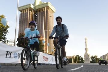 La Fiesta de la Bicicleta es un evento que se ha convertido en una tradición para muchos ciudadanos y familias que disfrutan del uso de la bicicleta. Durante el día de hoy en la Castellana ha celebrado su 41º edición. 