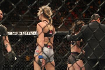 La única pelea femenina del UFC Chile que no terminó en knockout, enfrentó a la venezolana Verónica Macedo con la estadounidense Andrea Lee. La victoria de la norteamericana fue escogida como la mejor de la noche.