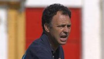 <b>SIN RENOVACIÓN.</b> Caparrós deja el Sevilla tras cinco temporadas exitosas del conjunto hispalense.