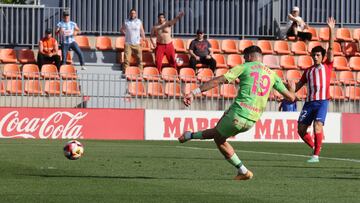 Roberto anot車 ante el Atl谷tico B.