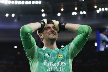 Courtois, emocionado, celebra la Champions.
