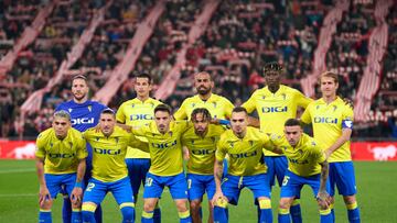 BILBAO, SPAIN - FEBRUARY 03: Players of Cadiz CF line up for a team photo prior to the LaLiga Santander match between Athletic Club and Cadiz CF at San Mames Stadium on February 03, 2023 in Bilbao, Spain. (Photo by Ion Alcoba/Quality Sport Images/Getty Images)