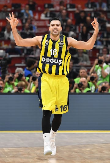 Base - 29 años - 1,90
El griego lleva las manijas del Fenerbahçe desde 2015. El base cerró la temporada regular con unos buenos 11,7 puntos y 4,8 asistencias, y será una de las piezas básicas de la Grecia de Antetokounmpo en el Mundial. La NBA ha fijado s