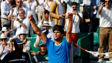 ROQUEBRUNE CAP MARTIN (France), 11/04/2026.- Carlos Alcaraz of Spain celebrates after winning his men's singles semi final match against Valentin Vacherot of Monaco at the ATP Monte Carlo Masters tennis tournament in Roquebrune Cap Martin, France, 11 April 2026. (Tenis, Francia, España) EFE/EPA/SEBASTIEN NOGIER