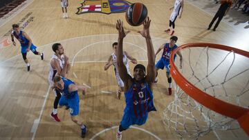 Brandon Davies atrapa un rebote durante el Barça-CSKA Moscú de la Euroliga.