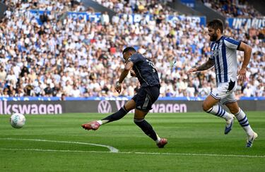 Mbappé aprovechó el errático pase de Goti para poner el primero para el Real Madrid en el minuto 12.