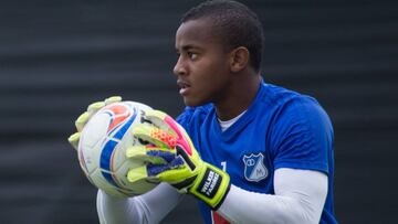 Millonario compartió un video en el que el portero venezolano hace un gran trabajo de entrenamiento, atajando todos los balones que le tiran.