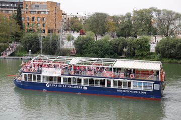 Barcaza del Guadalquivir llena de aficionados del Athletic.