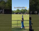 Papá celebra su gol cargando a su hija recién nacida como trofeo