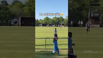 Papá celebra su gol cargando a su hija recién nacida como trofeo