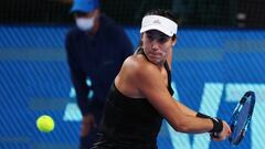 Garbi&ntilde;e Muguruza ejecuta un rev&eacute;s ante Martincova en el WTA 500 de Mosc&uacute;.