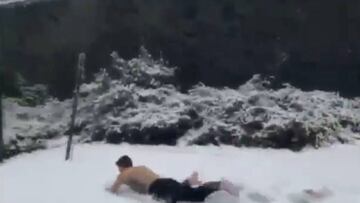 Ni la nieve puede con Lucas Hernández: ¡planchazo sin camiseta!