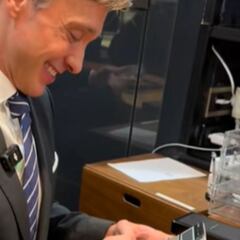 Acude a la joyería a tasar el regalo que le hizo el exnovio de su pareja y le comunican que es de oro y diamantes y que le ha tocado la lotería