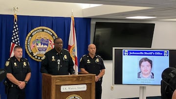 El Sheriff de Jacksonville, T.K. Waters, revela el vídeo que muestra al autor del tiroteo en Florida, Ryan Palmeter, entrando a la tienda Dollar General.