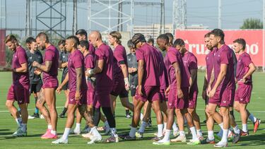 Los jugadores del Sevilla FC durante el entrenamiento del equipo.