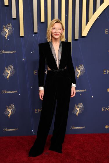 Cate Blanchett posa en la alfombra roja de los Premios Emmy 2025 celebrados en California.