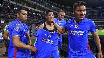 Uriel Antuna celebra su gol 1-0 de Cruz Azul durante el partido Cruz Azul vs Guadalajara, correspondiente a la Jornada 17 del Torneo Apertura 2022 de la Liga BBVA MX en el Estadio Azteca, el 01 de octubre de 2022.