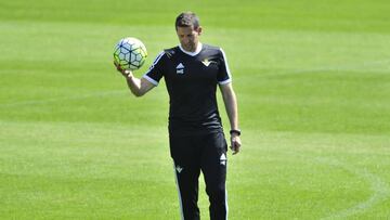 El entrenador, Juan Merino, durante un entrenamiento del Betis.