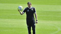 El entrenador, Juan Merino, durante un entrenamiento del Betis.