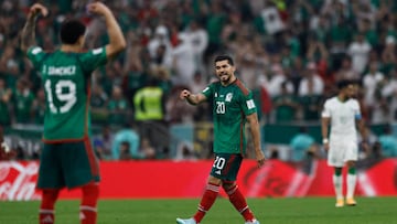 Henry Martin celebra el primer gol de México a Arabia Saudita en Lusail en Qatar 2022.