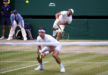 Los colombianos Robert Farah y Juan Sebastián Cabal se coronaron campeones de Wimbledon tras vencer a Mahut y Vasselin por 6-7, 7-6, 7-6, 6-7 y 6-3.