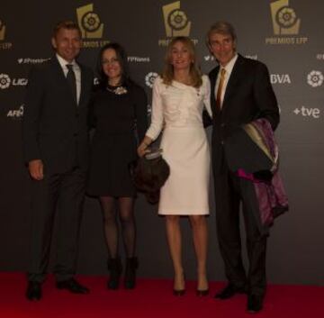 El entrenador del Valencia, Miroslav Djukic y Lobo Carrasco con sus acompañantes.