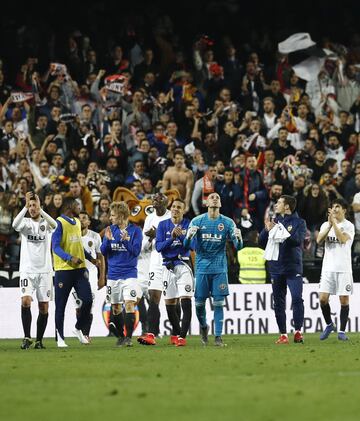 Los jugadores del Valencia celebraron la clasficación para la final de la Copa del Rey.