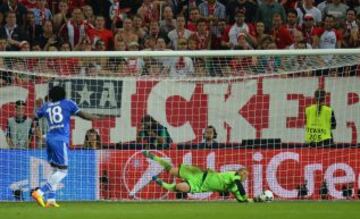 Bayern de Munich - Chelsea. Neuer para el lanzamiento de Lukaku en la tanda de penaltis que supone la victoria de los bávaros.