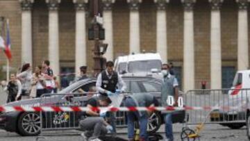 La policía, en la parte de la valla que atravesó el coche.