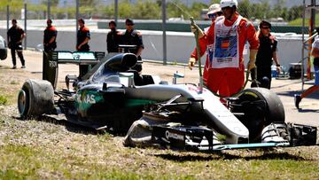 Así terminó el Mercedes de Hamilton tras el accidente.