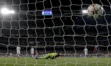 El portero del Real Madrid Iker Casillas (c. en el suelo) encaja el gol del paraguayo Derlis González, del FC Basilea, durante el partido de la primera jornada de la fase de grupos de la Liga de Campeones que se disputa esta noche en el estadio Santiago Bernabéu, en Madrid.