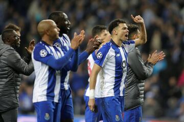 Los jugadores del Porto encabezados por Pepe aplauden a la afición