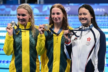 Gold medallist Australia's Mollie O'callaghan (C), silver medallist Australia's Ariarne Titmus (L) and bronze medallist Hong Kong's Haughey Siobhan Bernadette (R) pose with their medals after the women's 200m freestyle swimming event during the Paris 2024 Olympic Games at the Paris La Defense Arena in Nanterre, west of Paris, on July 29, 2024. (Photo by Oli SCARFF / AFP)