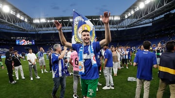 El portero del Espanyol Joan García celebra con la afición el ascenso a LaLiga EA Sports tras vencer al Oviedo.