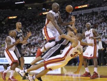 Tony Parker de San Antonio Spurs cae ante Joel Anthony and Shane Battier.