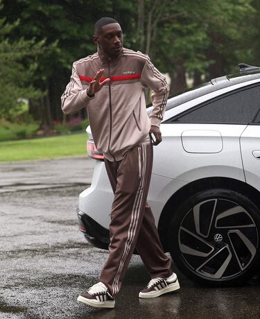 Randal Kolo Muani a la llegada a la concentración. 