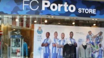 El cartel de la tienda del Oporto en el centro de la ciudad aún tiene a Danilo; el de las nuevas, por ejemplo en O Dragao, ya no.