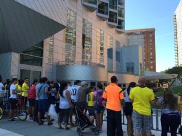 Aficionados colombianos esperan por los jugadores de la Selección en el Hotel W Hoboken.