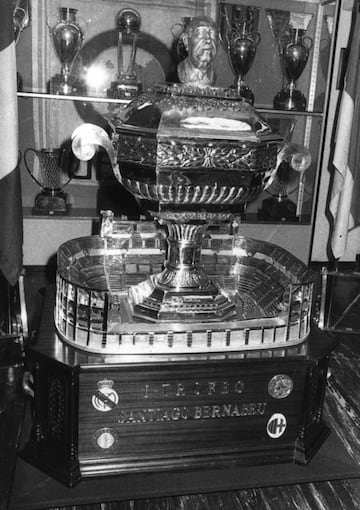 Una peana de madera con los escudos de los participantes, que sujetaba una reproducción del estadio de Chamartín sobre el que descansaba una monumental copa coronada por un busto de Santiago Bernabéu. 