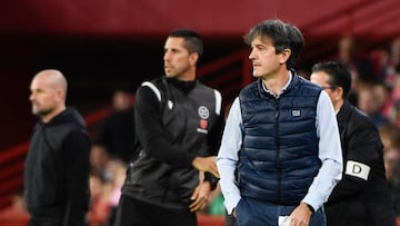 GRANADA, 30/10/2023.- El entrenador del Villarreal José Rojo "Pacheta" durante el encuentro ante el Granada correspondiente a la jornada 11 de primera división disputado hoy lunes en el estadio Nuevo Los Carmenes de Granada. EFE / Miguel Ángel Molina.
