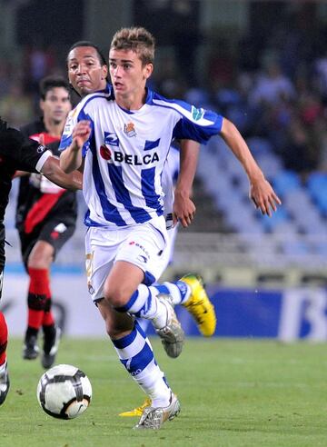 Comenzó a la edad de 13 años en las categorías inferiores de la Real Sociedad, debutó con el primer equipo en 2009.