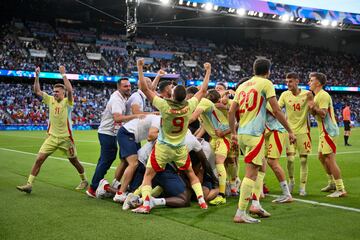 Los jugadores españoles celebran la victoria que les otorga la medalla de oro en los Juegos Olímpicos.