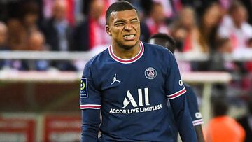 Encontronazo entre Mbappé y el portero del Metz