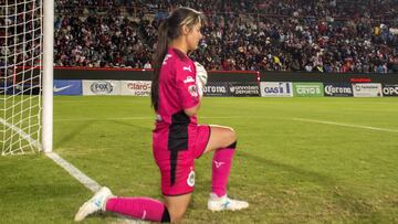 La guardameta de Chivas Femenil, sabe que se ha convertido sin querer en un ejemplo de superación, pero asegura que esa fama no le afecta.