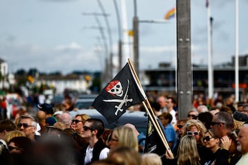 Cientos de personas de todas las edades han despedido a la cantante irlandesa en la localidad costera de Bray, al sur de Dublín. 