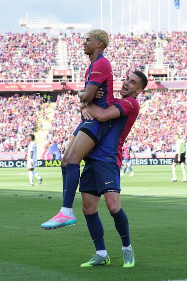 El delantero español del Barcelona, Lamine Yamal, celebra el segundo gol de su equipo con Ferran Torres, durante el partido de la jornada 35 entre el FC Barcelona y el Real Madrid en el Estadi Olimpic Lluis Companys en Barcelona, el 11 de mayo de 2025. La victoira fue blaugrana al quedar 4-3. 