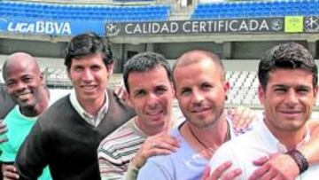 <b>DOS EQUIPAZOS. </b>Weligton, Dely Valdés, Albert Luque, Javi Calleja, Sandro y Vicente Valcarce posan como representantes de dos generaciones de oro.